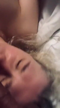 Éjaculation faciale, une mannequin hongroise à Budapest