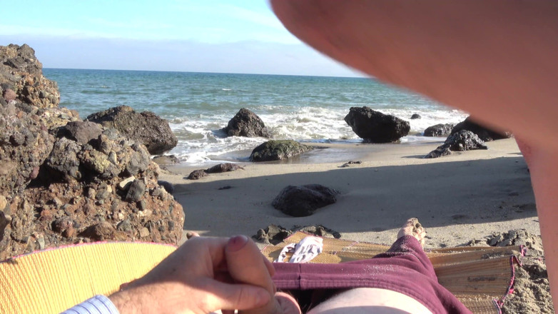 Erin Electra: Assistindo Cara Fode Loira MILF Na Praia