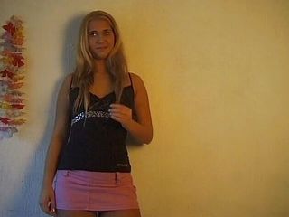 Flash Model Amateurs: かわいい金髪と完璧なお尻が彼女の猫掘削