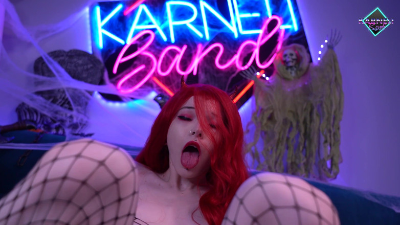 Karneli Bandi: Žádostivý ďábel trénuje svůj malý zadek pro anální sex