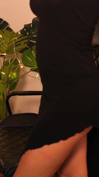 Danza sexy con una sedia e un culo stretto