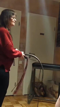 Domlady Mia - Kara terroru dla niewolnika - Chłostany na rozciągającej się ławce i na słupie sufitowym - Część 3