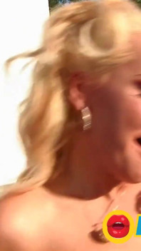 Anal och en ansiktsbehandling för en liten bröst blond slampa