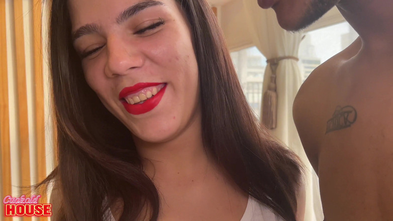 CuckoldHouse: Si rambut coklat muda dengan tubuh berukuran satu blast dengan...
