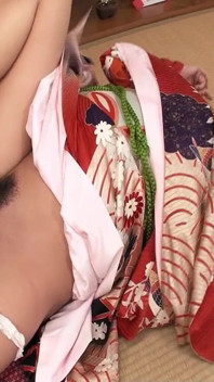 Japonská teenagerka dostane její chlupatou kundičku ošukanou zkušeným mužem s velkými hračkami