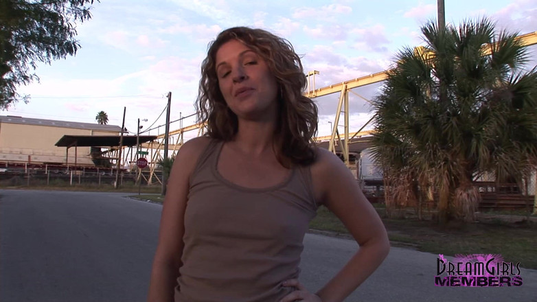 Dream Girls: Une superbe fille déshabille sa dans un parc public