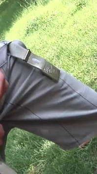 Sexy muschi-dreier mit dicken möpsen im garten gefickt