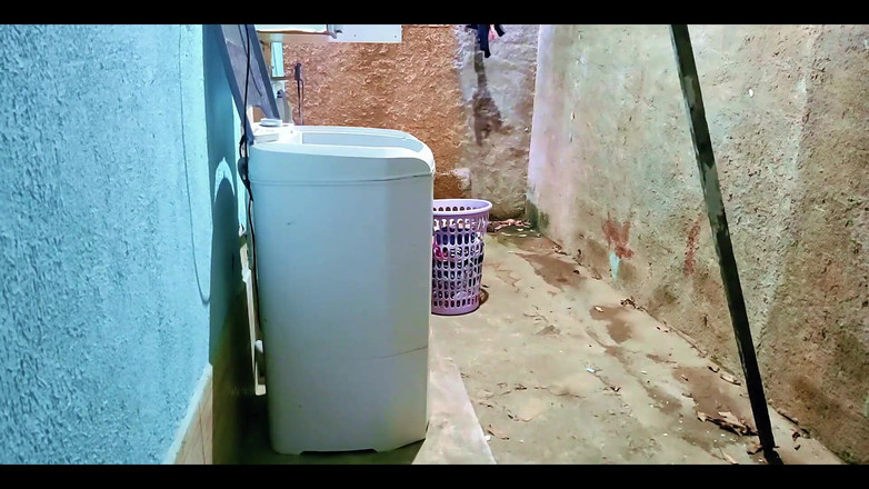 Jeanne Welsh: (amateur) Stiefvader neukt zijn stiefdochter in de achtertuin en komt...