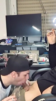 Uma quebra de cigarro se transforma em uma foda gay gostosa em pêlo