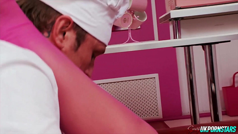 UkXXXpass: Chica de la cocina follada mientras trabaja