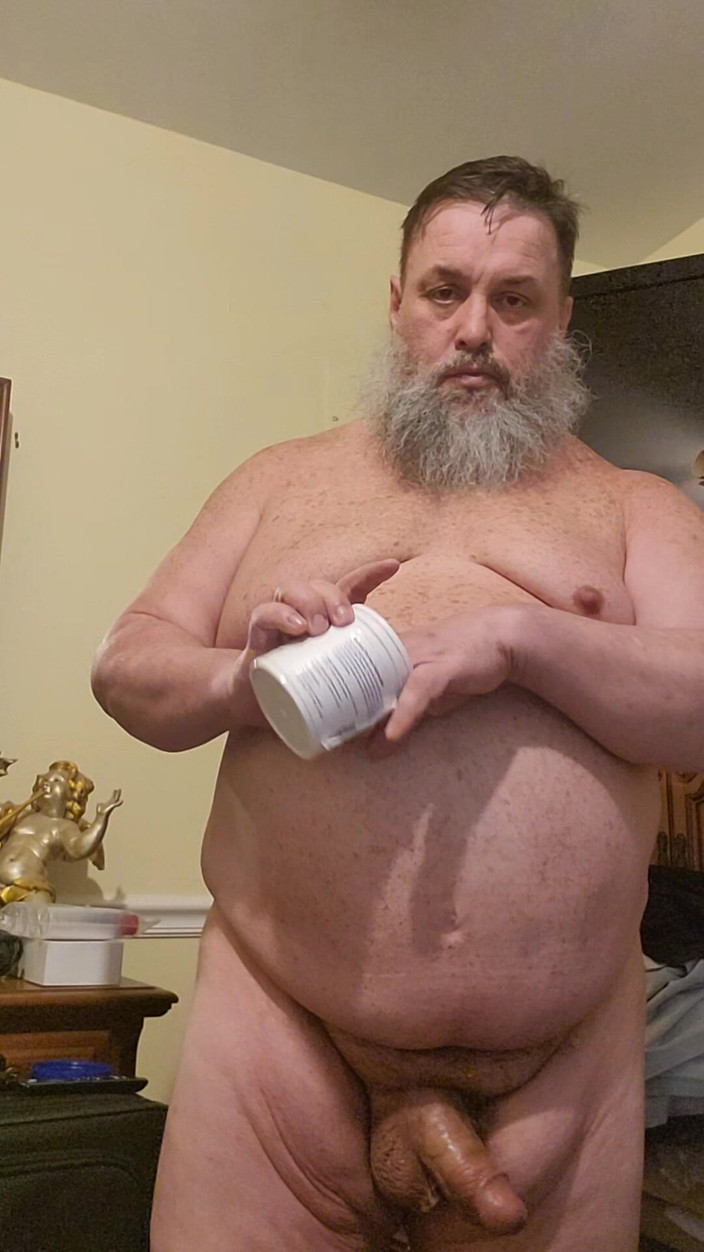 GeneWadexxx: Großer bär masturbiert an einem sonntag seinen großen schwanz