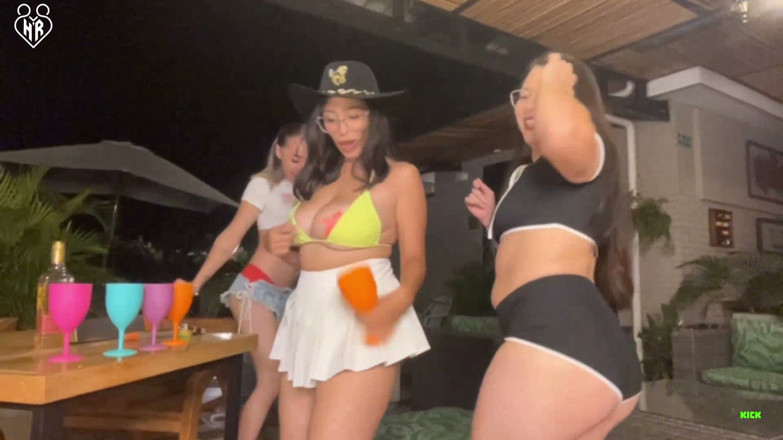 Hilary Rhodes: カウガールのヒラリーは川から逃げ出し、友達に隠れてセックスをする