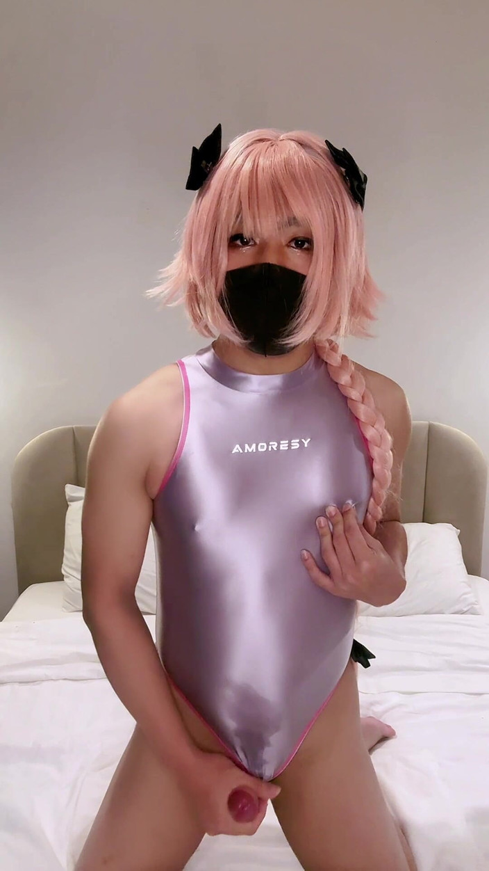 Rikka Rinn: Astolfo femboy dengan baju renang ketat muncrat dan muncrat