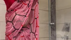 Gái ấn độ sissy cross dresser jessica leone saree thoát y và tắm đầy đủ trong saree ướt át