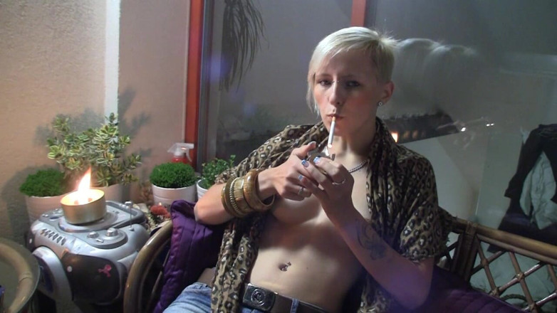Facial flavor: La bionda sexy si siede e si fuma una sigaretta...