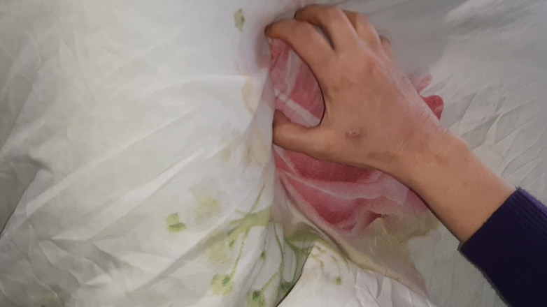 Lesbian-candys: Naše plachá spolubydlící nás probudila s Lízáním, překvapivá trojka