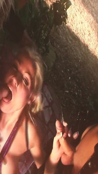 Scène de jardin sexuel 3 blondes à gros cul en lingerie se tape deux bites dans un trio et un facial