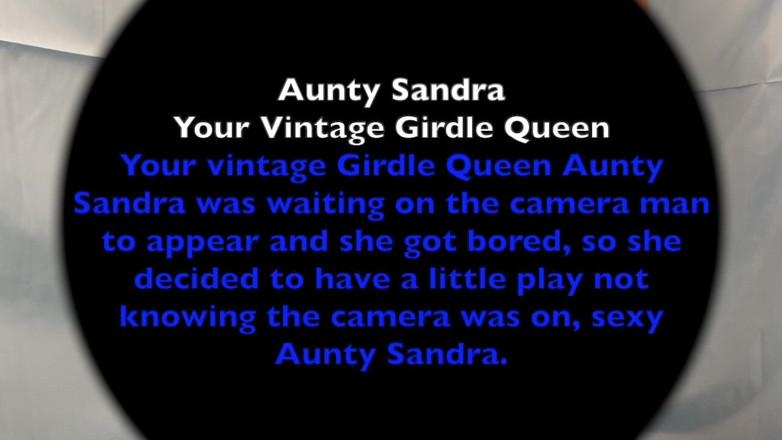 Aunty Sandra vintage girdle queen: Aunty Sandra Playing - Candid View