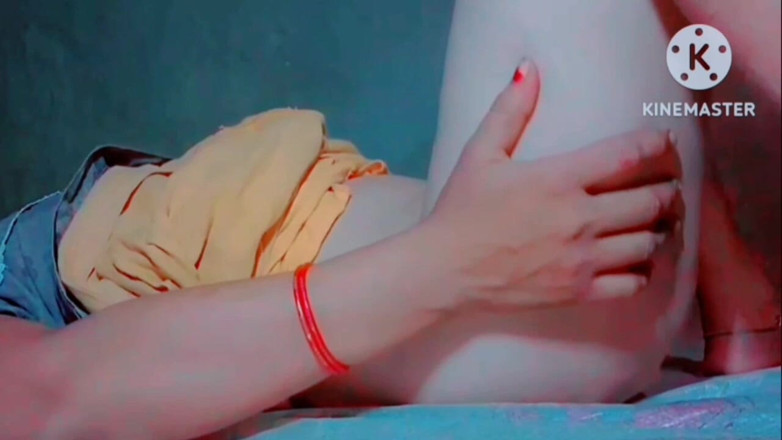 TricolorMusic3: 애인을 위해 누드 MMS를 기록하는 18세 소녀, 애인에게 전화하고 장난스럽게 말하는 18세 소녀