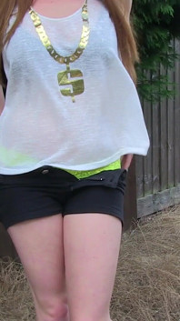 Samantha Bentley pisst im freien
