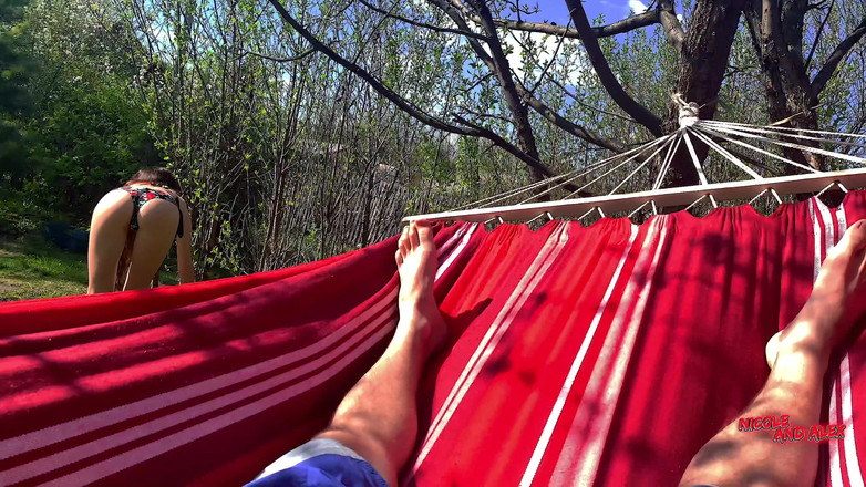 NicoleAndAlex: Meu meio-irmão espiona eu e se masturba na minha bunda