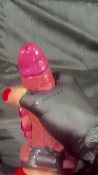 一天晚上，Sissy Stacy决定给她手淫