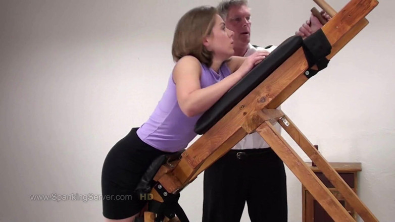 Spanking Server: Sasha cu curul biciuit