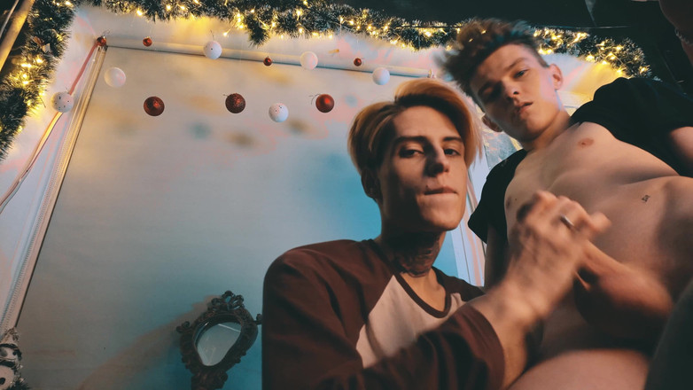 HotDogs studio: प्यारी जोड़ी के लोगों ने क्रिसमस की पूर्व संध्या पर हॉट सेक्स किया