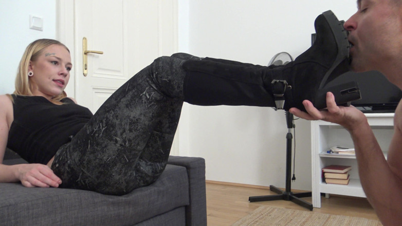 Femdom Austria: Teen boot servant!