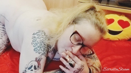 Estrella Steam: Blondýnka kouří cigaretu