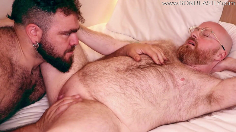 RonBeastlyFTM: Haariges Ftm / trans-mann wird von bully Bear ohne gummi geritten...