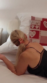 Sexy blonde reife amateur-ehefrau selena präsentiert eines ihrer täglichen sexspiele