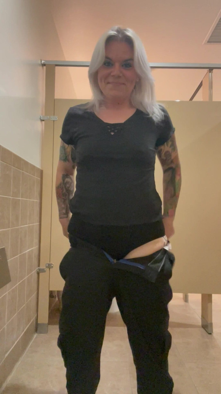 CherryBombBomb: Poniendo mi plug anal en el trabajo