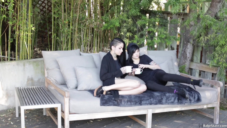 Lesbian Babe Stare: Sexy tetované lesbičky si navzájem lížou zadky a kundičky