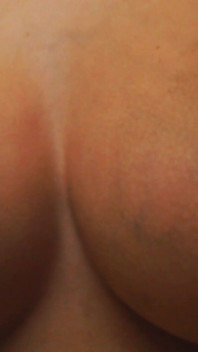 Des gros seins naturels laiteux frais trait par une maman sexy