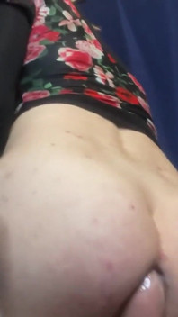 큰 자지 장난감을 빨고 따먹는 펨보이 얼간이