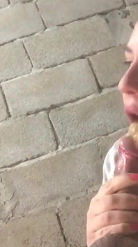 我吮吸我丈夫的鸡巴