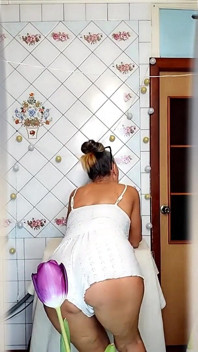Quente madura Lukerya Twerks sua bunda em shorts brancos na cozinha, estilo cachorrinho e flertando provocante