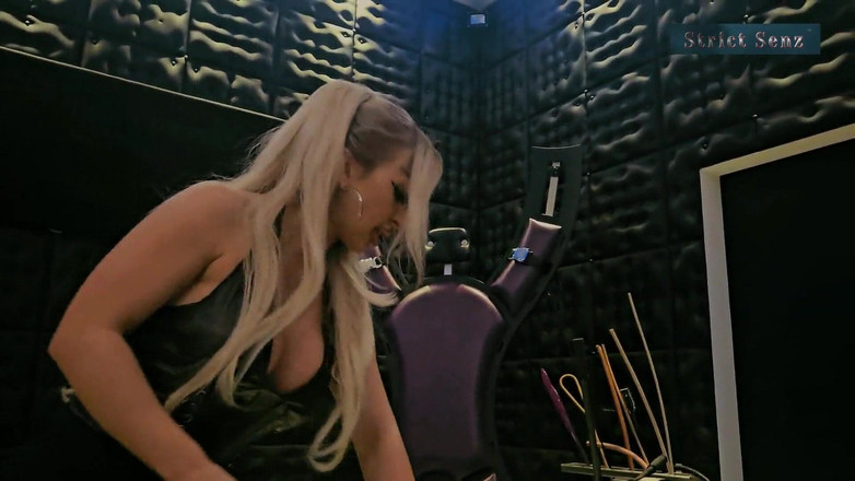 Strict Senz: Sheela Sinner Unghie Lunghe Oliate Corpo Solletico Bondage Sul Rack...
