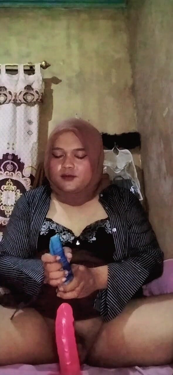 Ivvy Crossdresser: Hidžáb Shemale je nadržená, než půjde do práce