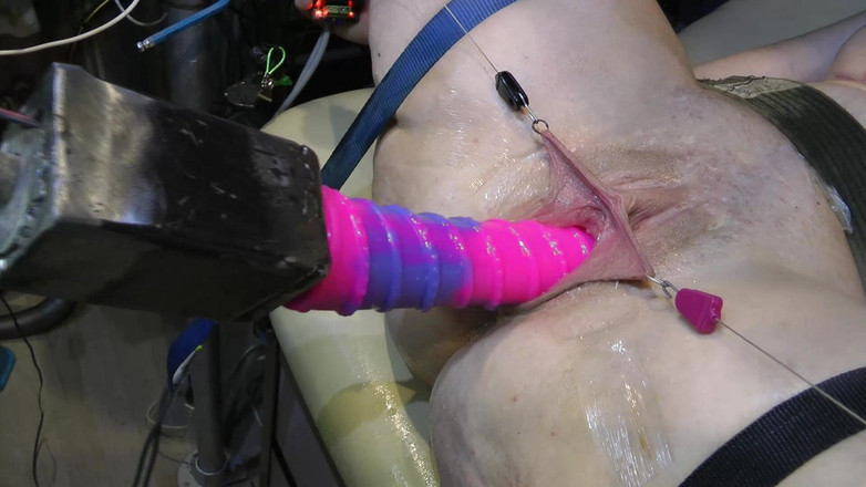 deep keely: Daleko roztažená kundička šukána strojem 328 F