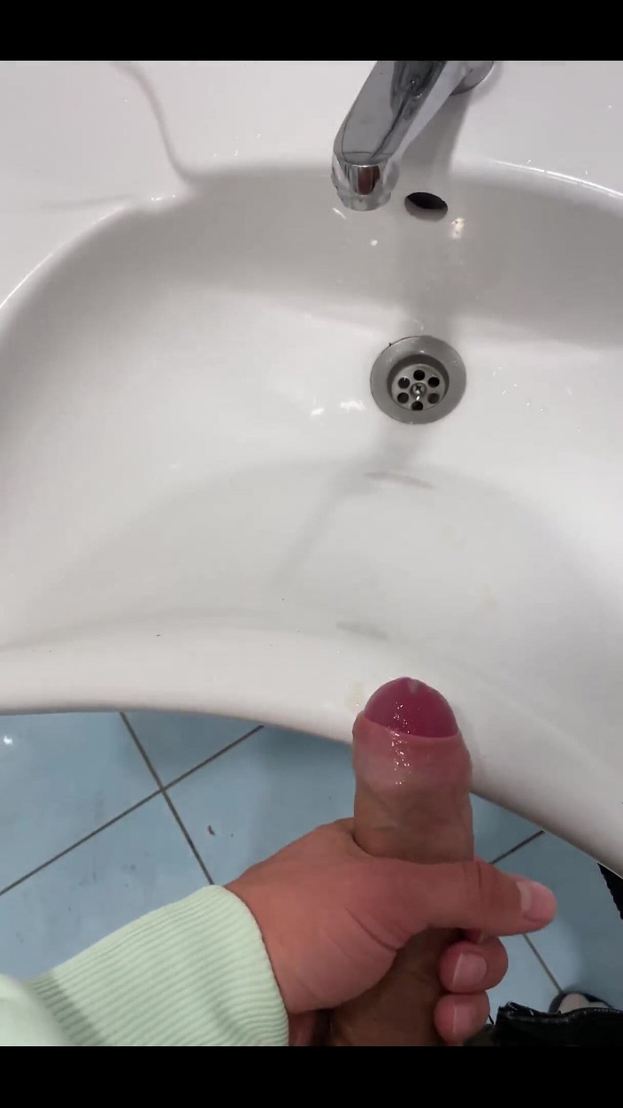 Max_Russell: Non posso perdere l'opportunità di masturbarmi in bagno
