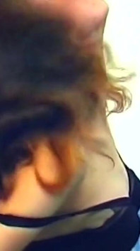 Bruneta seducătoare se dezbracă și își atinge pizda care picură