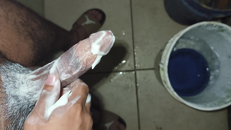 Cute boy jerks off: Owłosiony chudy mężczyzna masturbuje się pod prysznicem, podczas gdy nie...