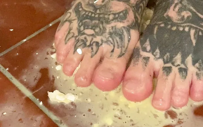 VikingsFeet: Feet Vs. Raw Egg