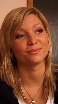 Kåt blond MILF ler förföriskt redo för smutsigt kul