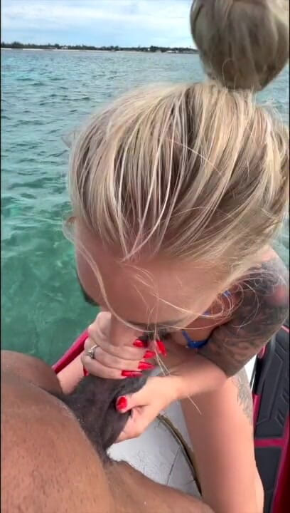 Elana Bunnz: Velké černé péro kouří a šuká na jet ski