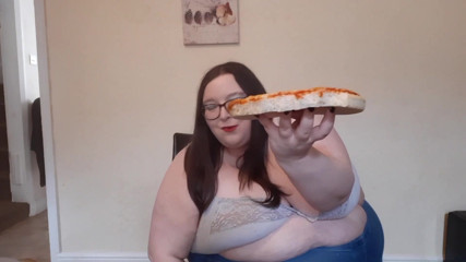 SSBBWLadyBrads: SSBBW pizza füllung auf bürostuhl