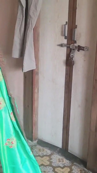 La moglie indiana si prepara in Sari verde. Parte 1