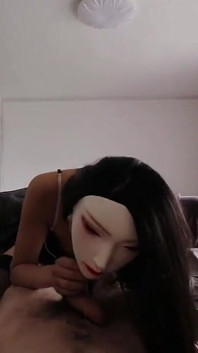 스타킹을 신고 놀리는 귀여운 가면을 쓴 아시아 십대 POV 핸잡과 페이셜 딜도